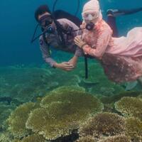 sepasang-kekasih-foto-prewedding-di-taman-laut-olele