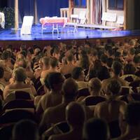 teater-yang-unik-seluruh-pemain-dan-penontonnya-tanpa-busana