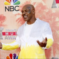 mike-tyson-isap-ganja-raksasa-sepanjang-30-sentimeter