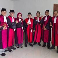 ikut-foto-pose--dua-jari--hakim-anwar-tidak-ada-maksud-apa-apa