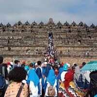 menpar-keluhkan-kunjungan-ke-borobudur-yang-kalah-dengan-angkor-wat