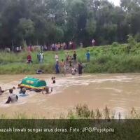 tak-ada-jembatan-pelayat-berenang-gotong-jenazah-di-kali-lamong