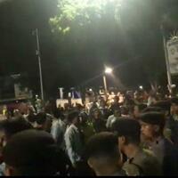 demonstran-dari-sp-amt-hadang-mobil-dinas-jokowi-5-orang-dikabarkan-pingsan