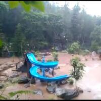 sungai-cigeureuh-bandung-meluap-terjang-rumah-dan-objek-wisata
