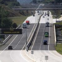 memeriksa-ukuran-kualitas-jalan-tol-yang-dituduh-bak--pembunuh-bayaran