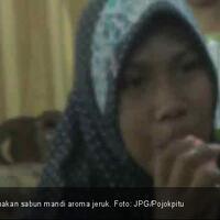 viral--ibu-muda-ini-doyan-makan-sabun-mandi-batangan