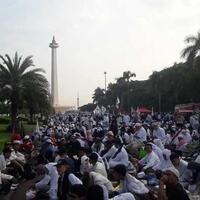 massa-umat-islam-doa-bersama-di-monas-diguyur-hujan-deras-berjam-jam-tetap-bertahan