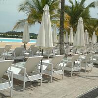 menikmati-kolam-renang-rasa-pantai-di-treasure-bay-bintan