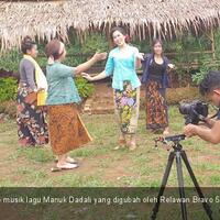 lewat-lagu-bravo-5-ajak-perempuan-menangkan-jokowi