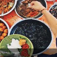 menikmati-sajian-nasi-jamblang-ibu-nur-dibungkus-daun-jati