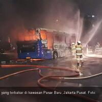 bus-transjakarta-terbakar-jalan-di-dekat-pasar-baru-macet