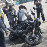 mendirikan-motor-dengan-cara-yang-mudah-dan-safety-patut-diterapin-gan