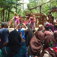 puluhan-penari-sanggar-tari-reswara-hipnotis-pengunjung-pasar-kumandang