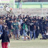 alasan-suporter-persidago-serbu-pemain-persebaya-oalaaaahhh