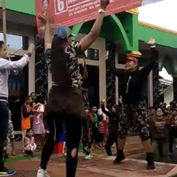 khawatir-peserta-jatuh-panitia-senam-pinggul-caleg-pdip-pakai-sajadah