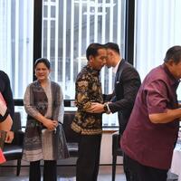 jokowi-dan-keluarga-jenguk-bu-ani-di-singapura