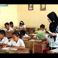 digaji-rp-150-ribu-tiap-bulan-guru-di-pamekasan-ini-menangis