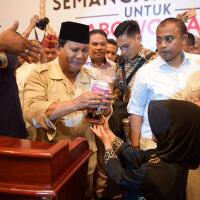 prabowo-teteskan-air-mata-saat-terima-celengan-anak-sd
