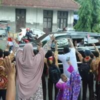 sambut-kedatangan-sandi-warga-bali-teriakkan-nama-jokowi