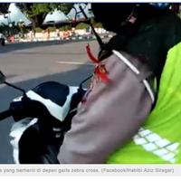 berhenti-di-depan-garis-zebra-cross-pak-polisi-kena-tegur-warga