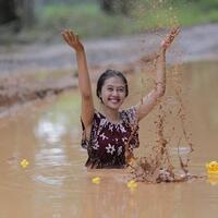 kocak-abg-cewek-di-sumsel-protes-jalan-rusak-dengan-berfoto-ala-model