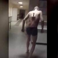 video-viral-pria-dengan-pisau-menancap-di-punggung-keluar-rs-untuk-merokok