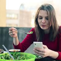 sista-jangan-makan-sambil-main-handphone-kalau-mau-turunkan-berat-badan