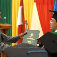 cerita-haru-di-balik-ayah-gantikan-proses-wisuda-putrinya-meninggal-terserang-typus