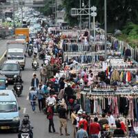 pkl-kembali-ramai-duduki-jalanan-di-senen-bikin-macet