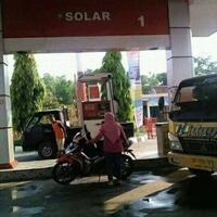 emak-emak-mah-bebas-bosan-isi-bensin-emak-emak-pilih-solar-buat-bbm-motornya