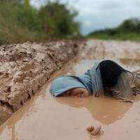 lagi-jalan-rusak-jadi-objek-foto-di-medsos