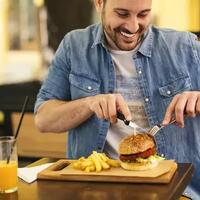 makan-terburu-buru-bikin-berat-badan-naik-lebih-cepat