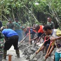 potret-kebersamaan-tni-dan-rakyat-di-tanah-rubuh-manokwari