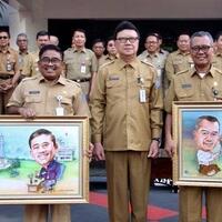 purna-tugas-dari-kemendagri-sumarsono-dan-widodo-mendapat-lukisan-karikatur