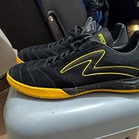 share-sepatu-futsal-yang-dipakai