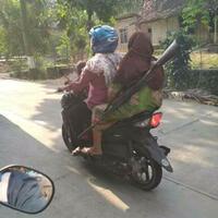 emak-emak-mah-bebas-bosan-isi-bensin-emak-emak-pilih-solar-buat-bbm-motornya