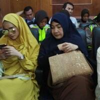 kenakan-busana-warna-kuning-dan-kacamata-mulan-jameela-hadiri-sidang-ahmad-dhani