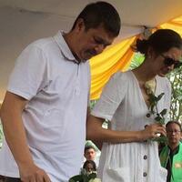 didampingi-kekasih-mikha-tambayong-menangis-iringi-pemakaman-ibunya