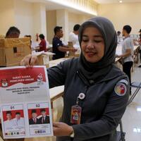 kpu-sukoharjo-sortir-682937-surat-suara-beberapa-lembar-surat-suara-ditemukan-rusak