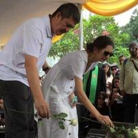 mikha-tambayong-didampingi-sang-kekasih-hingga-penghujung-acara-pemakaman-ibunya