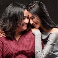 mikha-tambayong-ingin-sang-bunda-dimakamkan-satu-liang-dengan-ayah-harvey-malaihollo