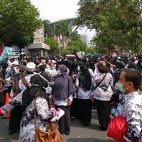 ratusan-guru-demo-di-kantor-walikota-pekanbaru-tuntut-perwako-untuk-direvisi