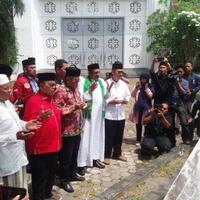 tiba-di-aceh-hasto-dan-rombongan-safari-kebangsaan-x-ziarah-ke-monumen-tsunami-siron