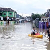 rumah-warga-di-kecamatan-saradan-madiun-terendam-banjir-setinggi-3-meter