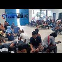 ratusan-penumpang-kapal-yang-akan-ke-pulau-bawean-gresik-terlantar