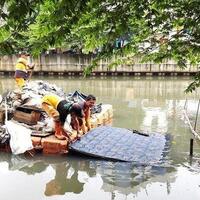 dalam-sehari-petugas-temukan-tiga-kasur-yang-mengambang-di-kali-grogol