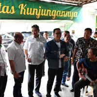 tiba-di-semarang-menpora-bercengkrama-asyik-dengan-pengamen-dan-ajak-makan-bersama