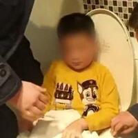 keasyikan-main-game-di-ponsel-bikin-bocah-usia-6-tahun-ini-terjebak-di-dudukan-kloset