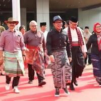 gelar-fashion-show-menaker-hanif-ingin-populerkan-kain-sarung