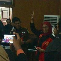 ratna-sarumpaet-akhiri-sidang-eksepsinya-dengan-salam-dua-jari